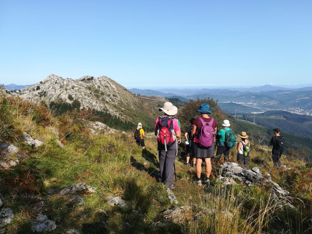 La pandemia ha tenido como una de sus consecuencias una mayor tendencia al senderismo y al recorrido de nuestros montes