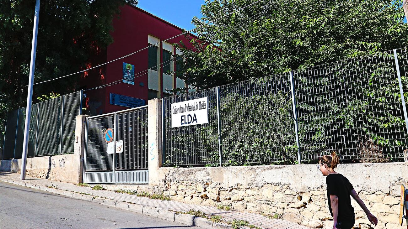 El edificio contará con espacios como conserjería, vestuarios, salón de actos, cafetería y despachos destinados a usos administrativos