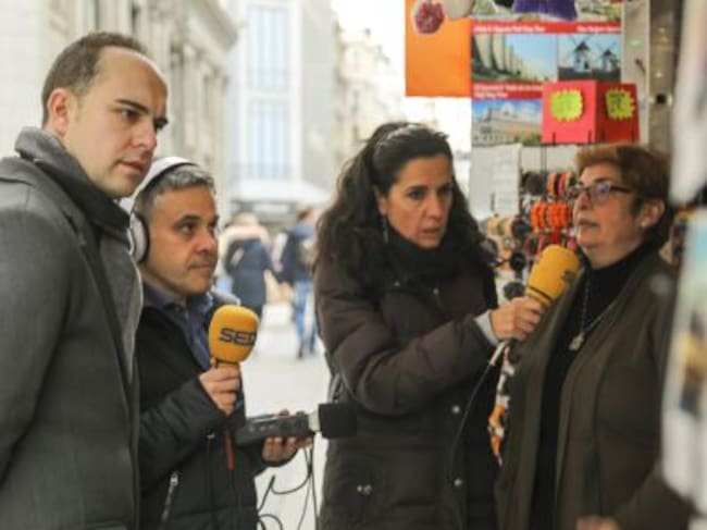 José Manuel Calvo conversa con la propietaria de un quiosco de la Gran Vía madrileña