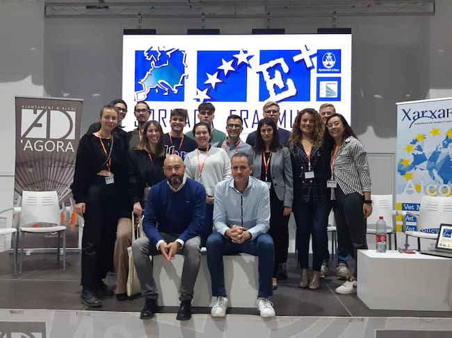 Participantes en la jornada con el concejal Alberto Belda y el vicedirector del CIP FP Batoi, José María Guarinos