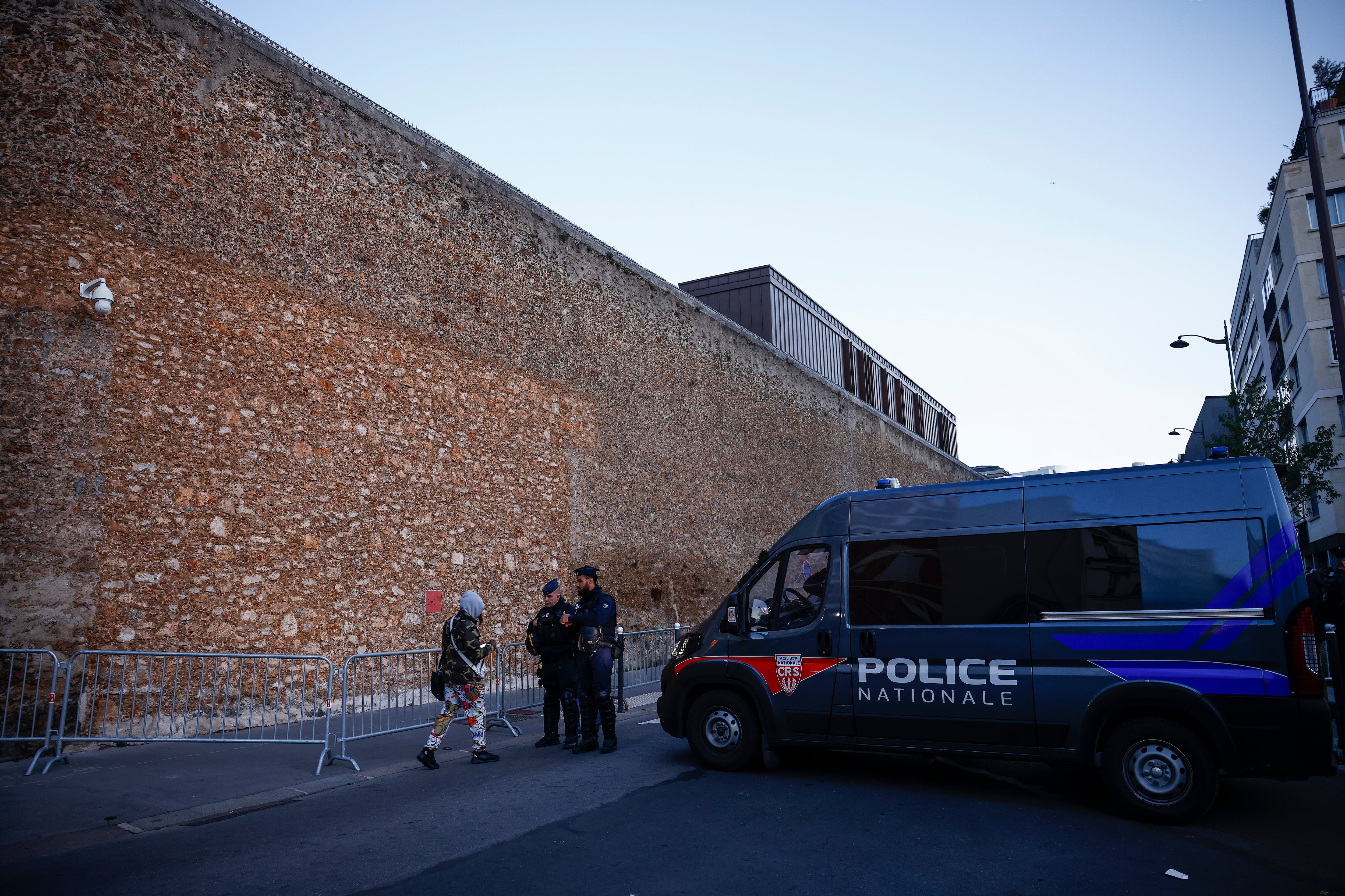 Policia francesa en las inmediaciones del a prision La Santé de Paris.