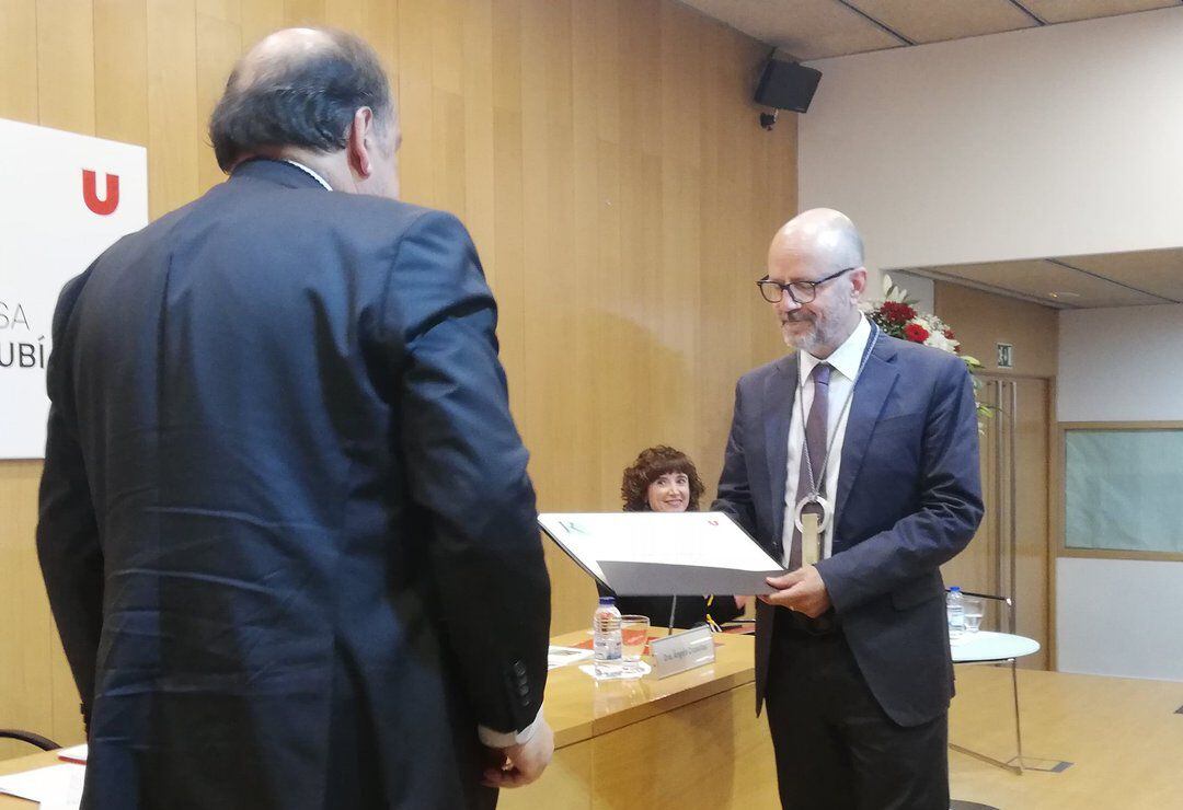 El rector de la UVic-UCC, Josep-Eladi Baños, investint Doctor a Besa