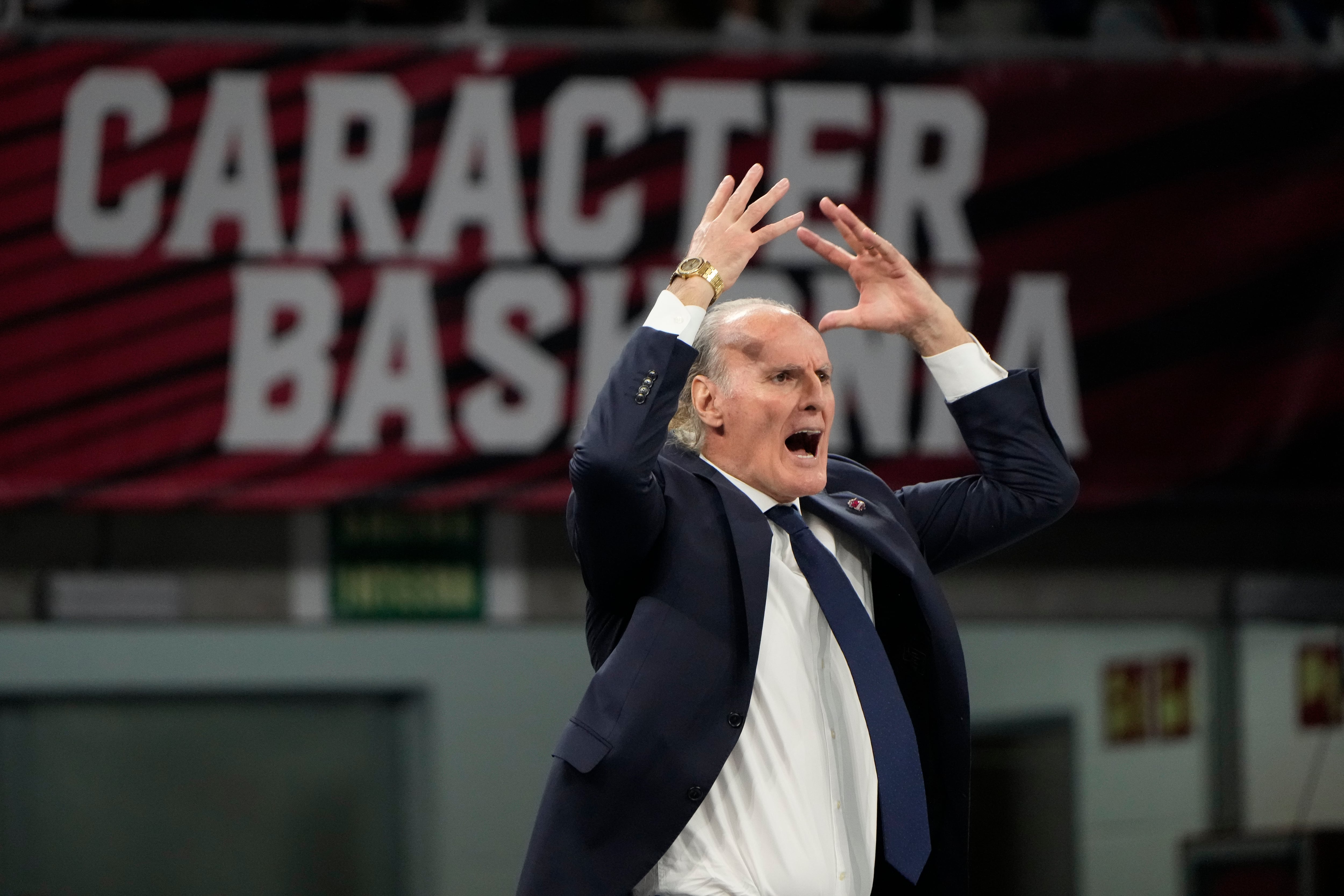 VITORIA, 28/03/2024.- El entrenador del Baskonia Dusko Ivanovic durante el partido de la jornada 32 de la EuroLiga que Baskonia y Anadolu Efes disputan este jueves en el Fernando Buesa Arena de Vitoria-Gasteiz. EFE/ADRIÁN RUIZ HIERRO
