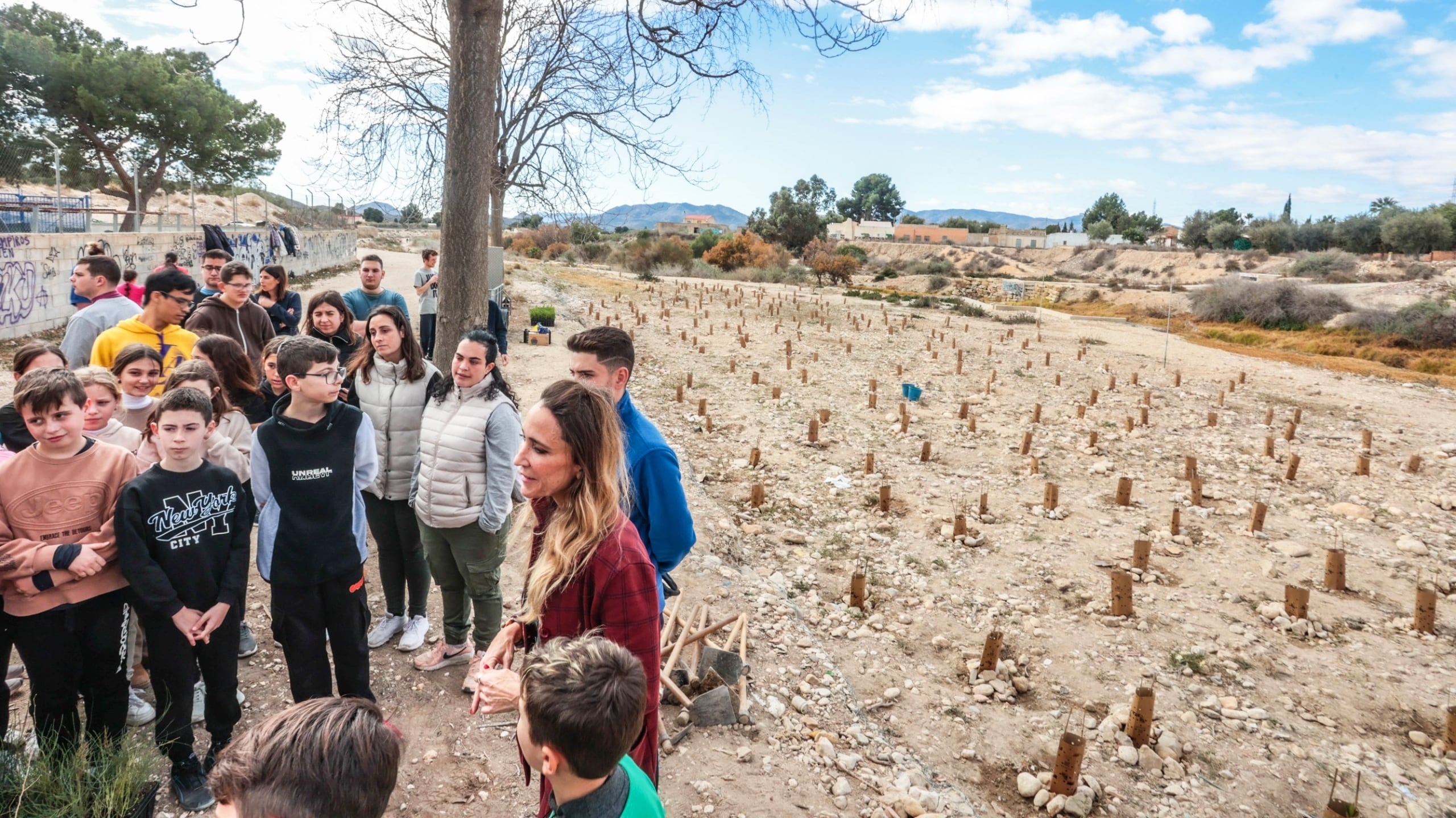 Un grupo de alumnos atiende a la concejala de Medio Ambiente de Elda, Cristina Rodríguez