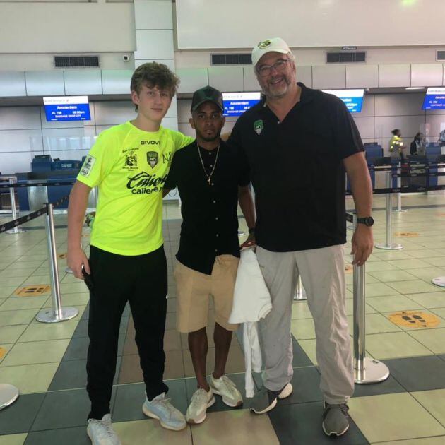 César Yanis, en el medio, minutos antes de subir avión que le trae a España