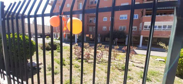 Globos en la valla de la Residencia Gregorio Marañón