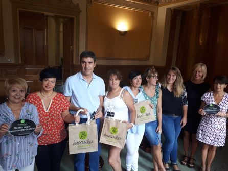 Autoridades municipales, representantes de Debemen, baserritarras y comerciantes posan tras la presentación