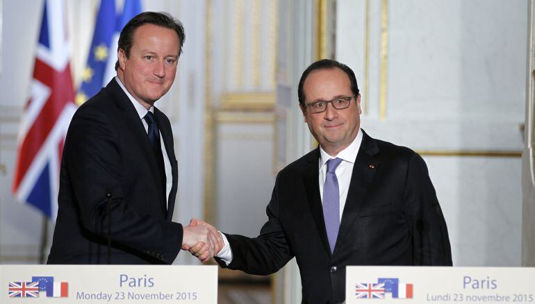 David Cameron, junto a François Hollande, durante su visita al Elíseo 