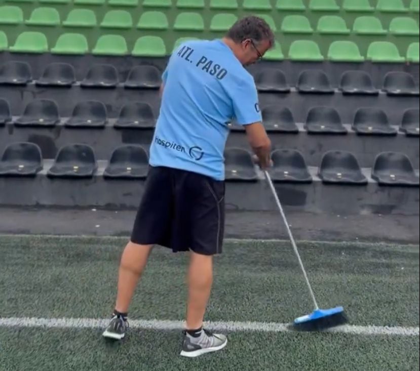El equipo palmero publicó un vídeo limpiando el césped de las cenizas del volcán