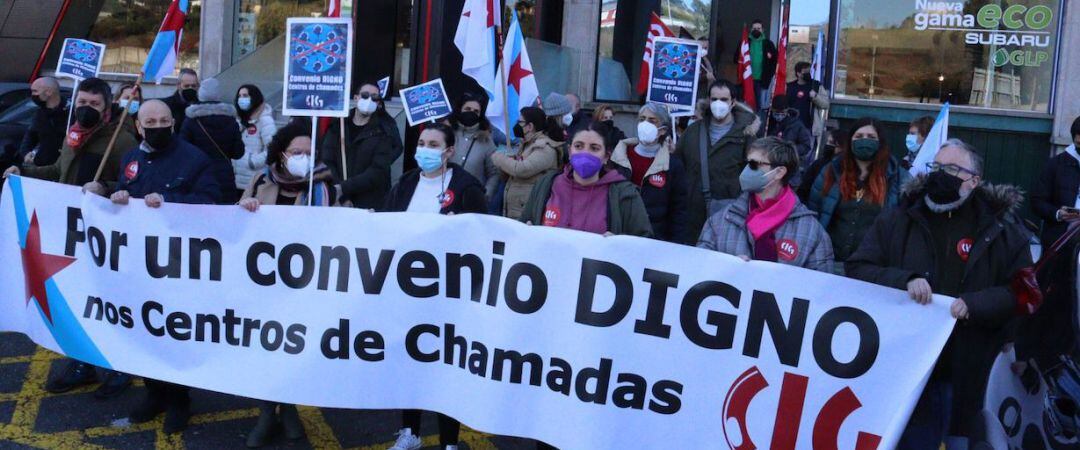 Concentración ante Konecta en contra de la precariedad en los centros de llamadas, según la CIG