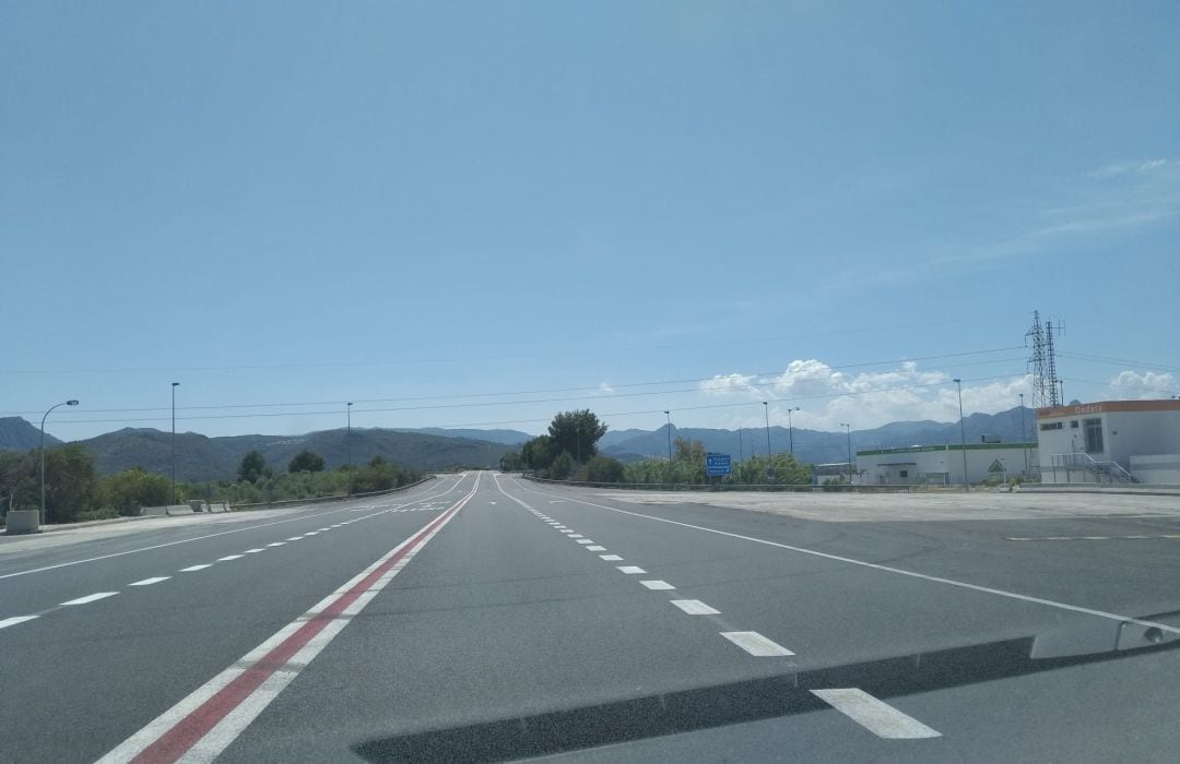 Punto en el que Carreteras ha eliminado el carril de incorporación a la N-332 dirección Alicante antes del antiguo peaje de la AP-7.