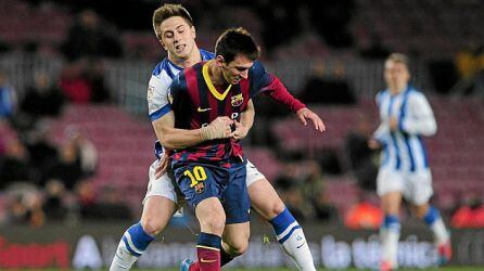 Gaztañaga, ante Messi en uno de sus partidos en Primera con la Real Sociedad