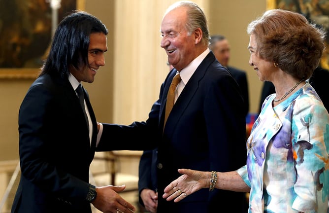 El Rey Juan Carlos (c) saluda al jugador colombiano del Atlético de Madrid Radamel Falcao ante la presencia de la Reina Sofía