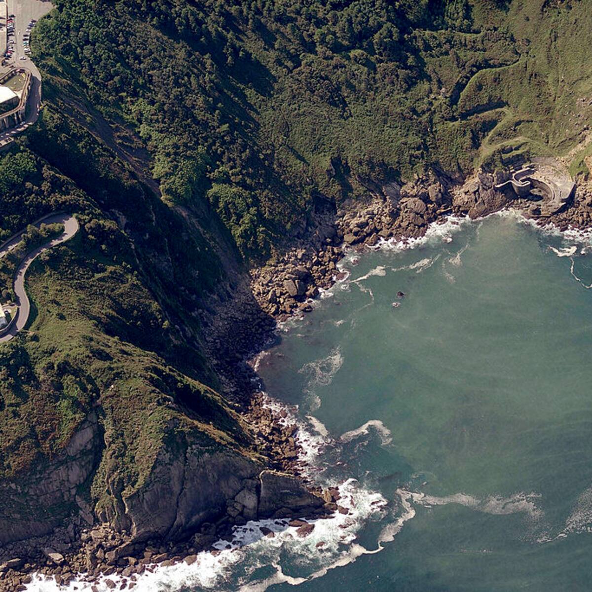 Fallece un pescador de 62 años tras precipitarse al agua en las rocas de Igeldo