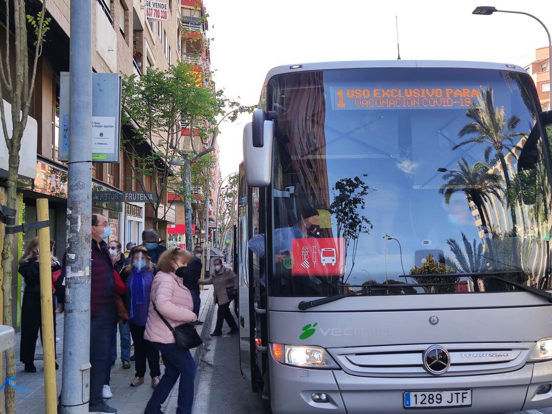 Autobús con Destino al punto de vacunación masiva de Ciudad de la Luz