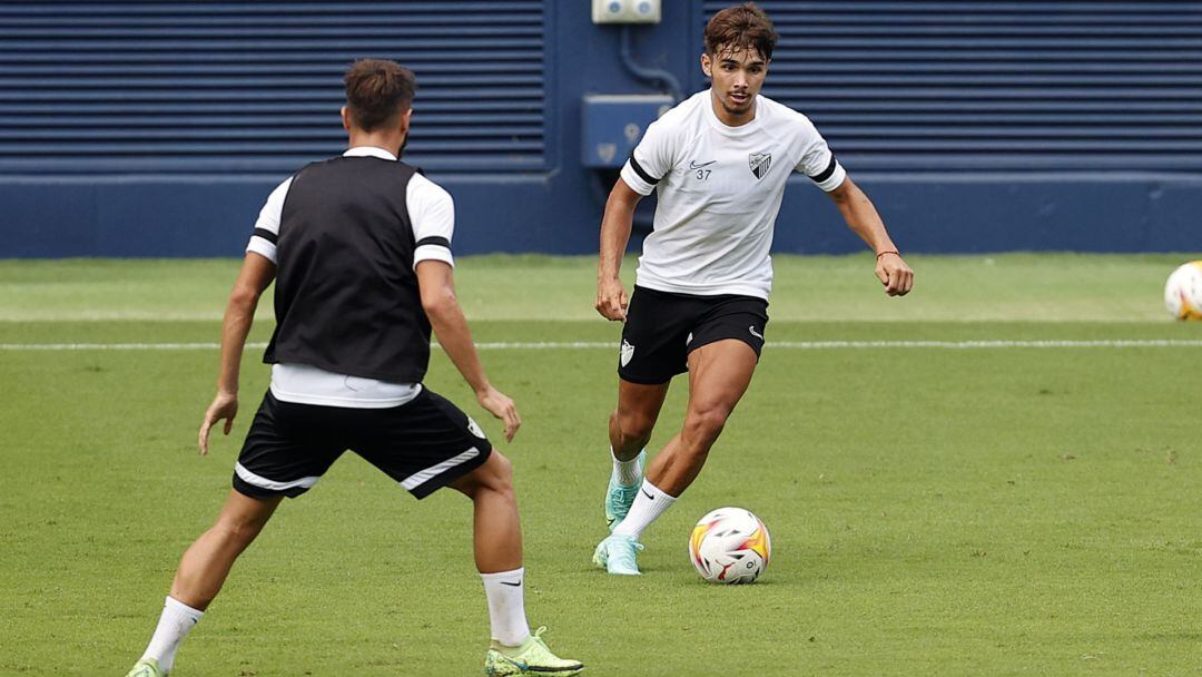 Kevin Medina conduce el balón en un entrenamiento