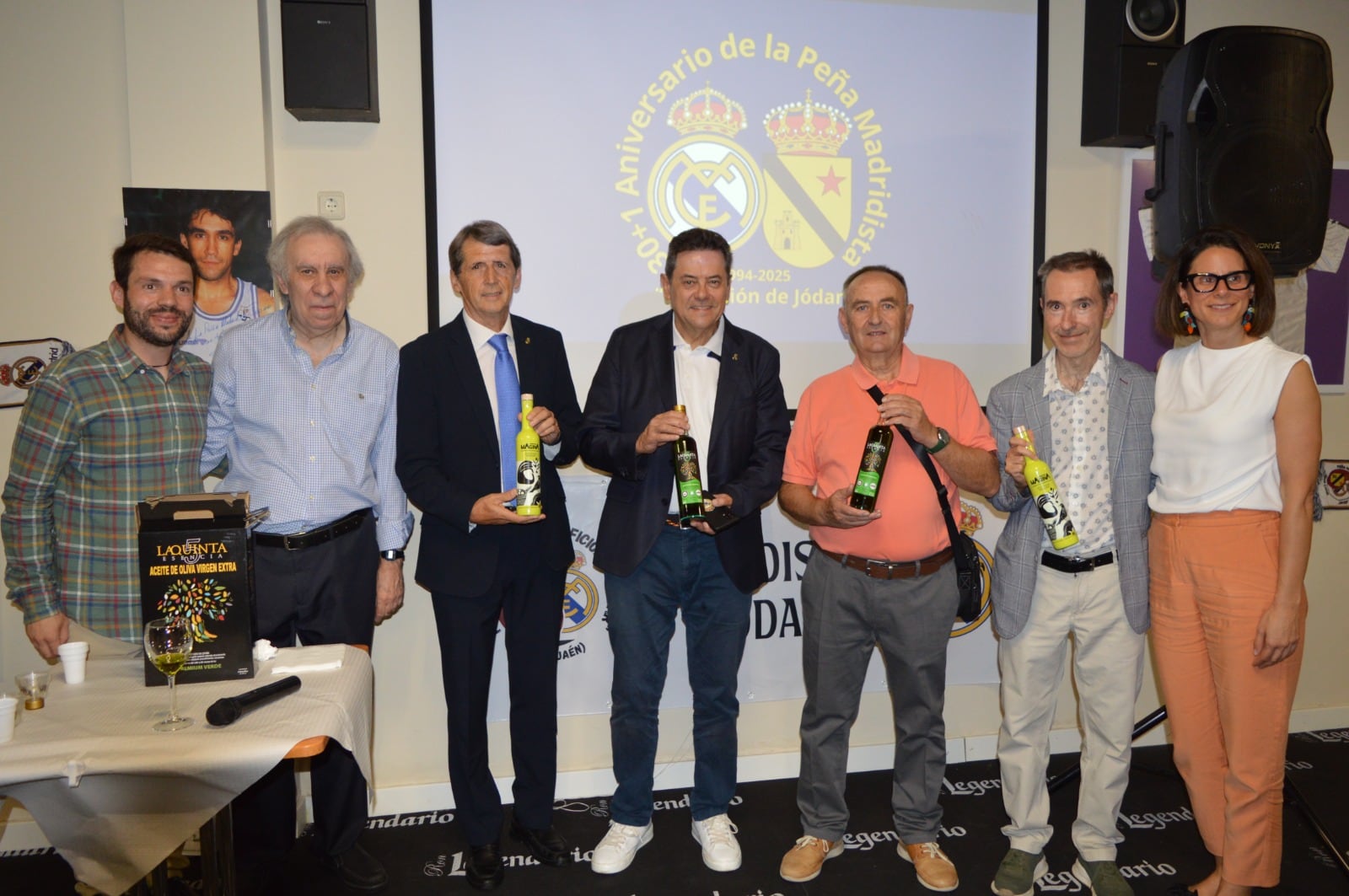 Foto de familia tras la cata de los AOVES &#039;La Quinta Esencia&#039; con representantes de la Coop. Santísimo Cristo de la Misericordia