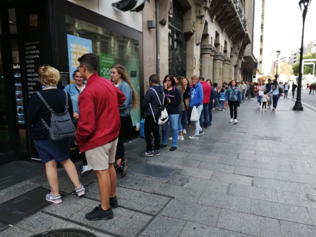 Fila para la firma de discos de Amaral en FNAC de Plaza España de Zaragoza