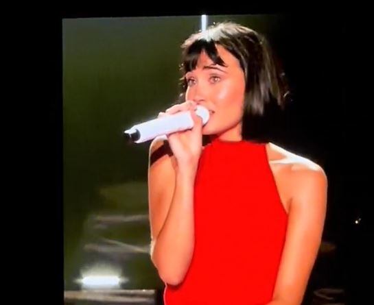 Aitana rompe a llorar durante su primer concierto de su gira &#039;Alpha Tour&#039; en Valencia.