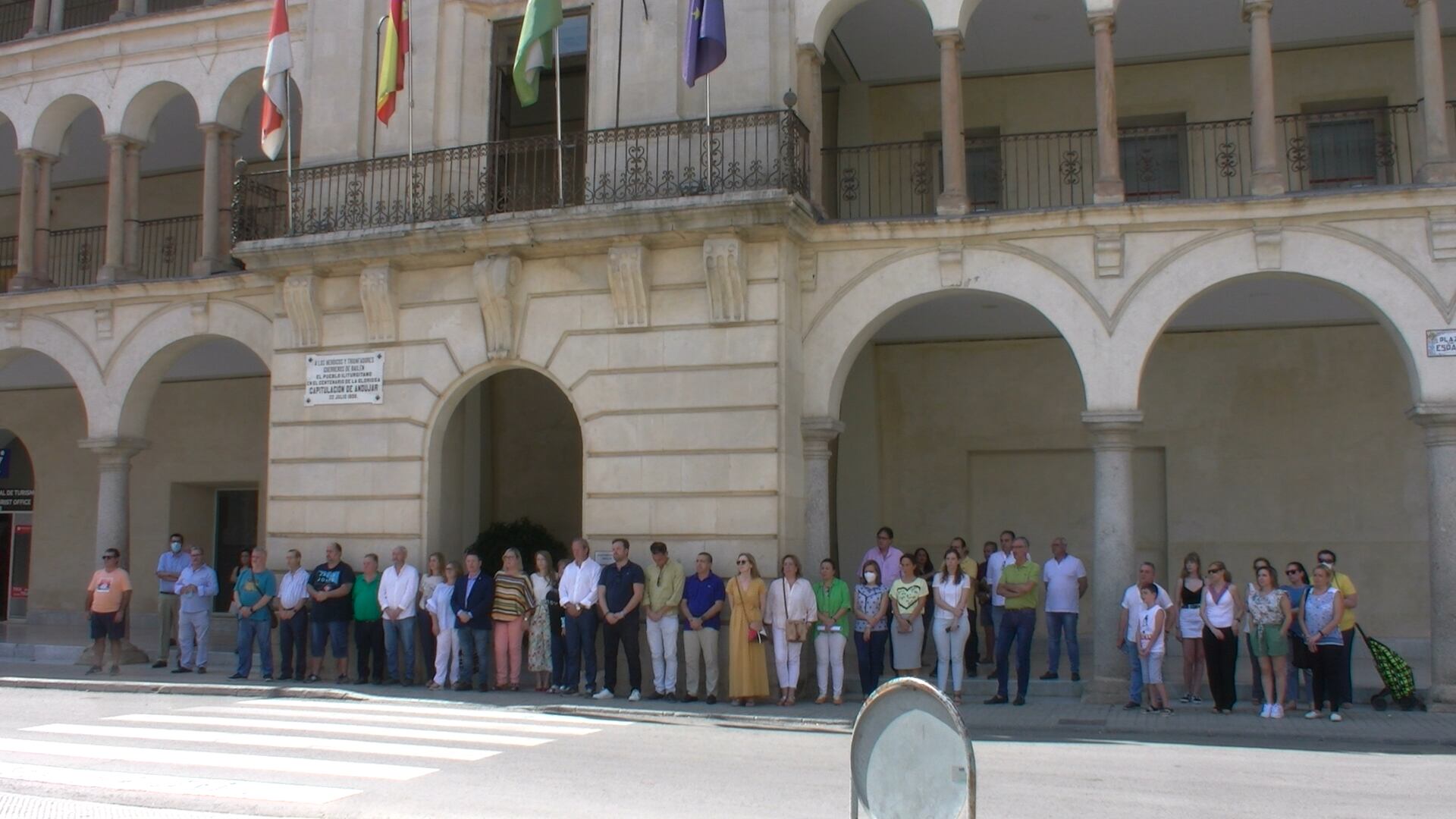 Concentración a las puertas del Ayuntamiento de Andújar por el 25 aniversario del asesinato de Miguel Ángel Blanco.