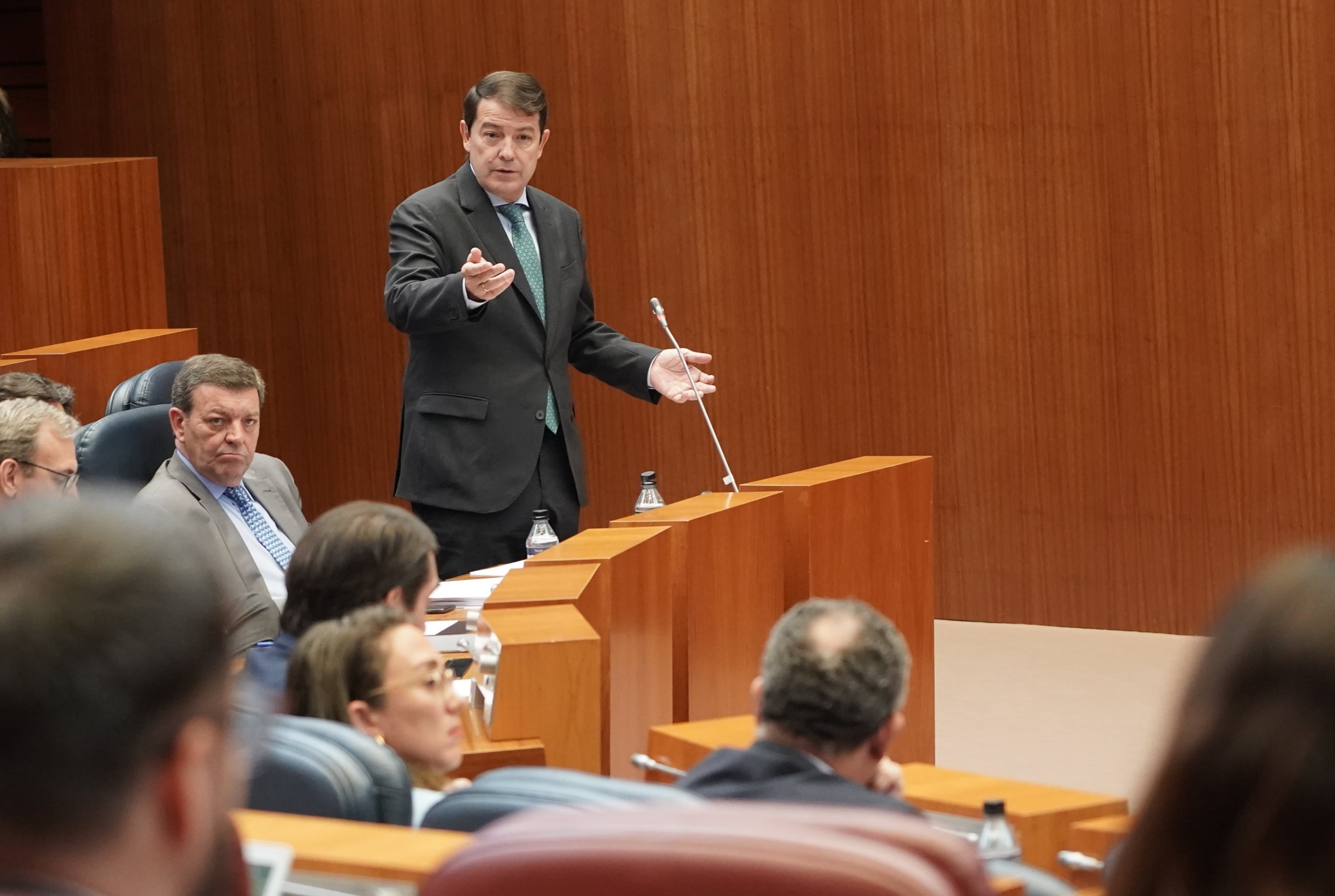 El presidente de la Junta, Alfonso Fernández Mañueco, durante su intervención en el pleno de las Cortes