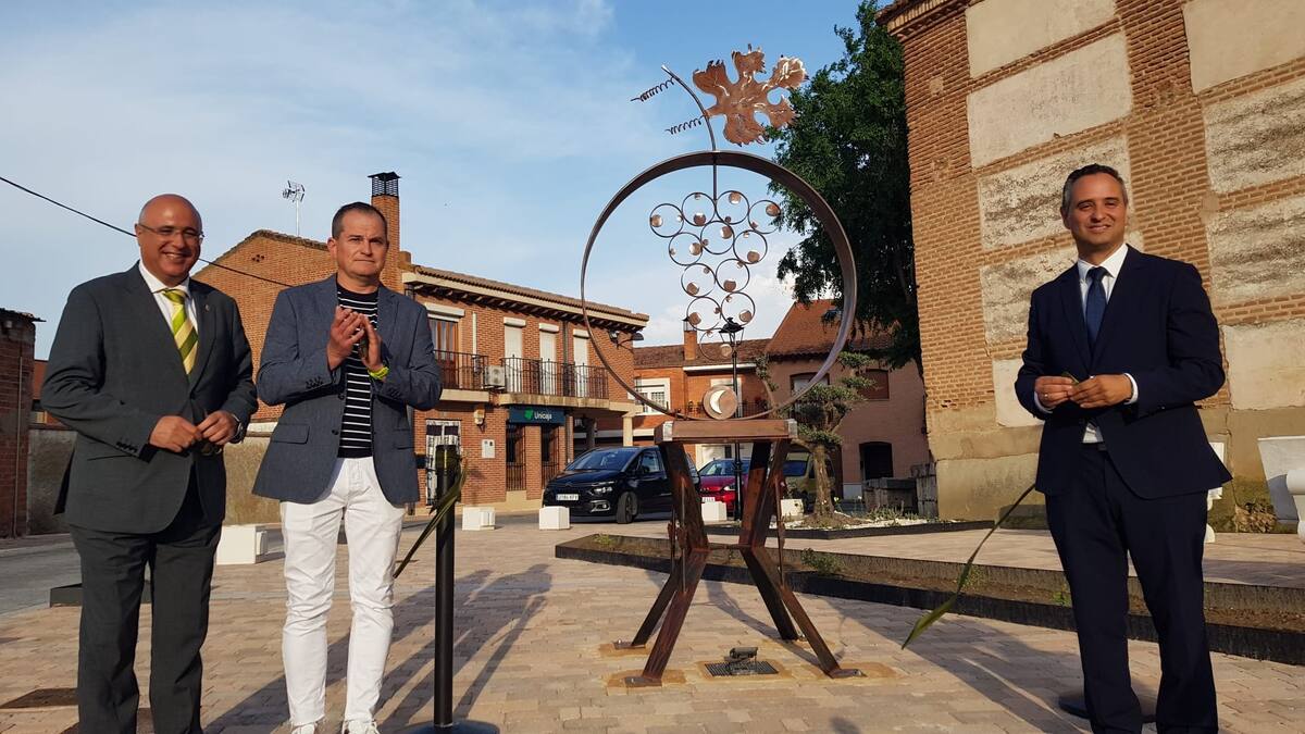 Lolo Sancho dona la escultura "Premios Racimo" a Serrada: "Mi fin es dar una segunda vida a la chatarra y que el público se vea reflejado"
