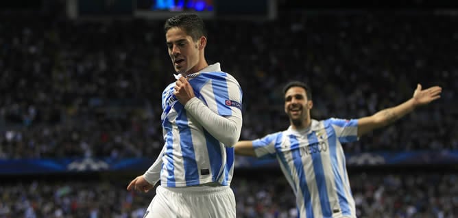 El jugador del Málaga Francisco Román Alracón &quot;Isco&quot;, celebra junto a su compañero, el defensa Jesús Gámez, el gol que acaba de marcar, el primero de su equipo ante el Oporto durante el partido de vuelta de octavos de final de la Liga de Campeones que se 