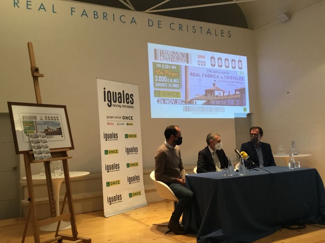 Presentación del cupón que desde la ONCE se dedica a la Real Fábrica de Cristales de La Granja. Samuel Alonso, alcalde del Real Sitio, Andrés Ortega, presidente de la FES, y Ismael Pérez, delegado territorial de la ONCE en Castilla y León