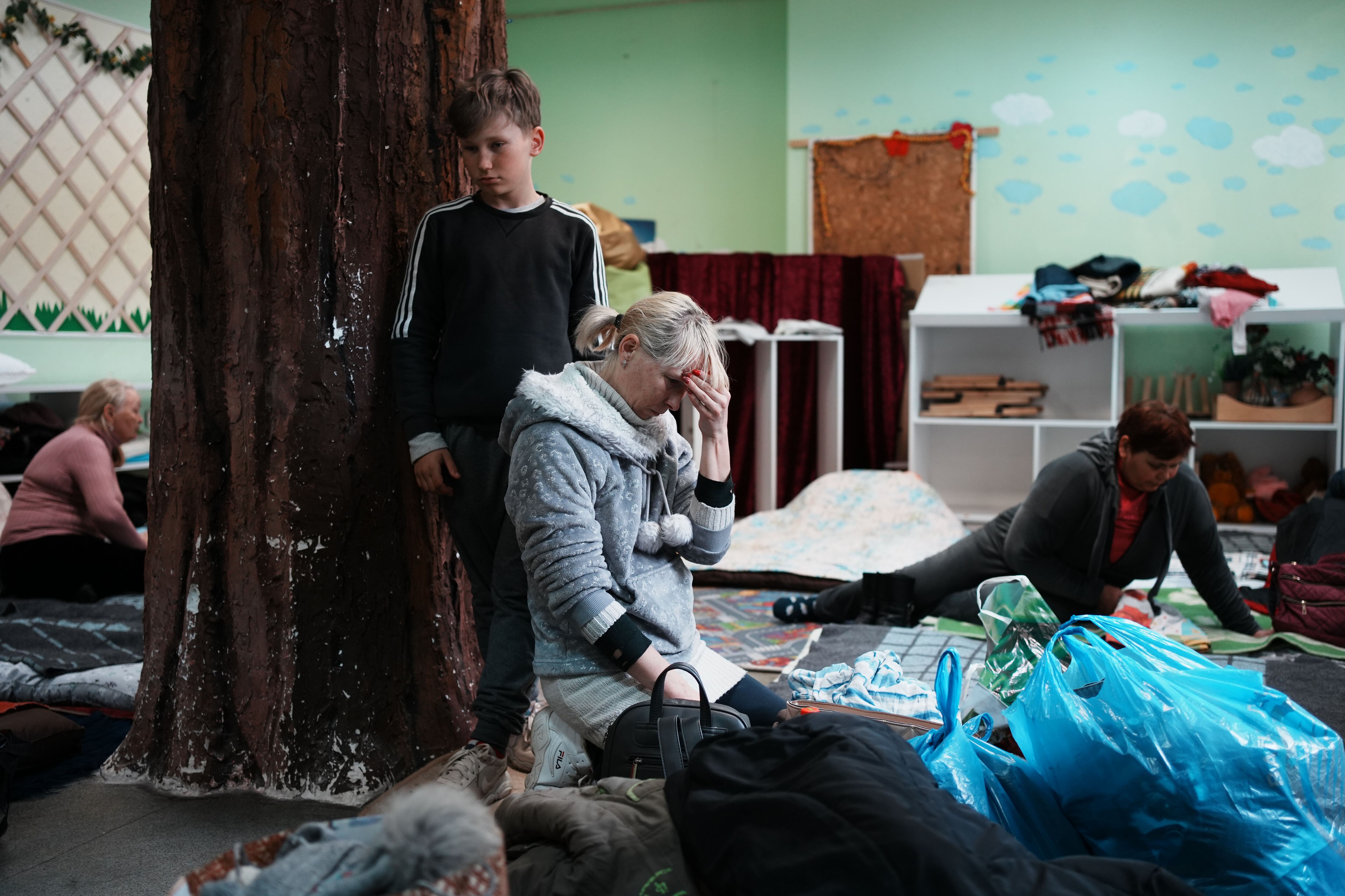 GRAF9938. ODESA (UCRANIA), 16/03/2022.- Una familia de refugiados trata de dormir en un piso de Odesa, que se ha convertido en un punto de tránsito de los refugiados del sureste de Ucrania, donde ya están las tropas rusas patrullando por algunas de sus urbes, para huir hacia los países vecinos de Moldavia o Rumanía. EFE/ Borja Sánchez Trillo
