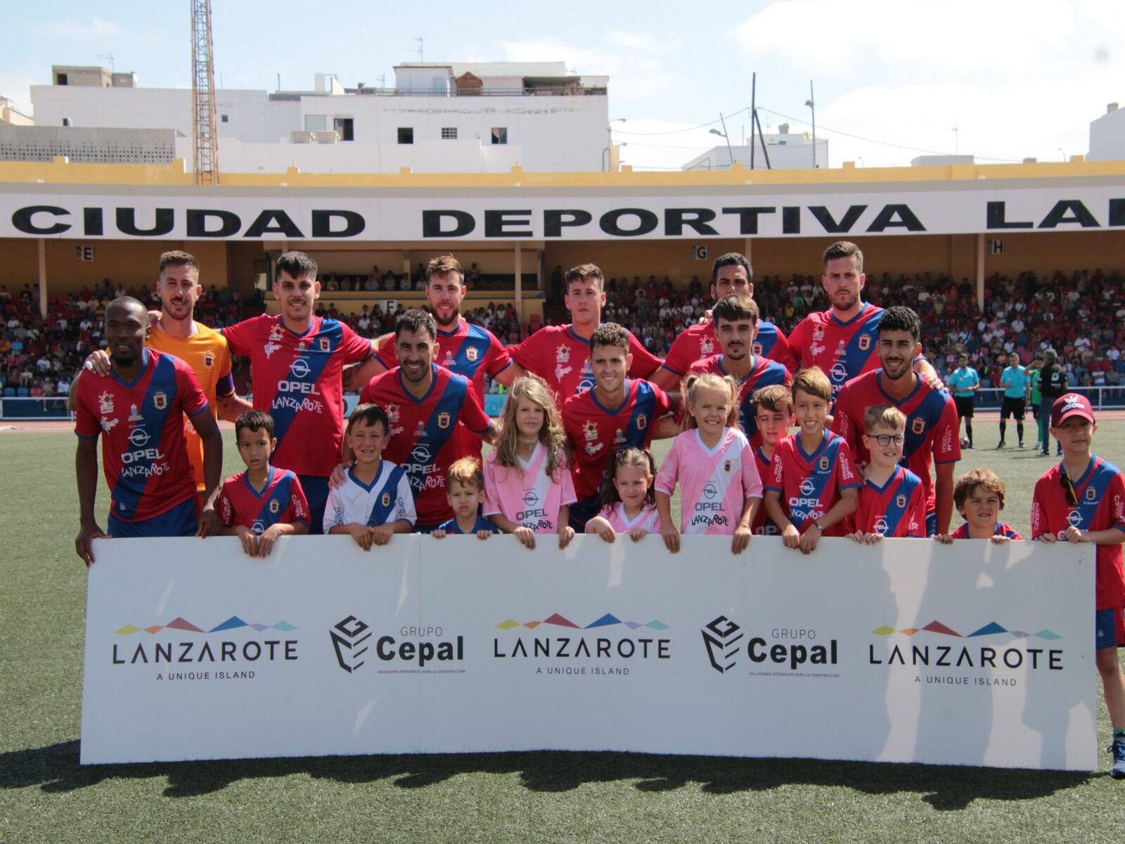 Equipo inicial de la UD Lanzarote en el derbi con el Unión Sur Yaiza.