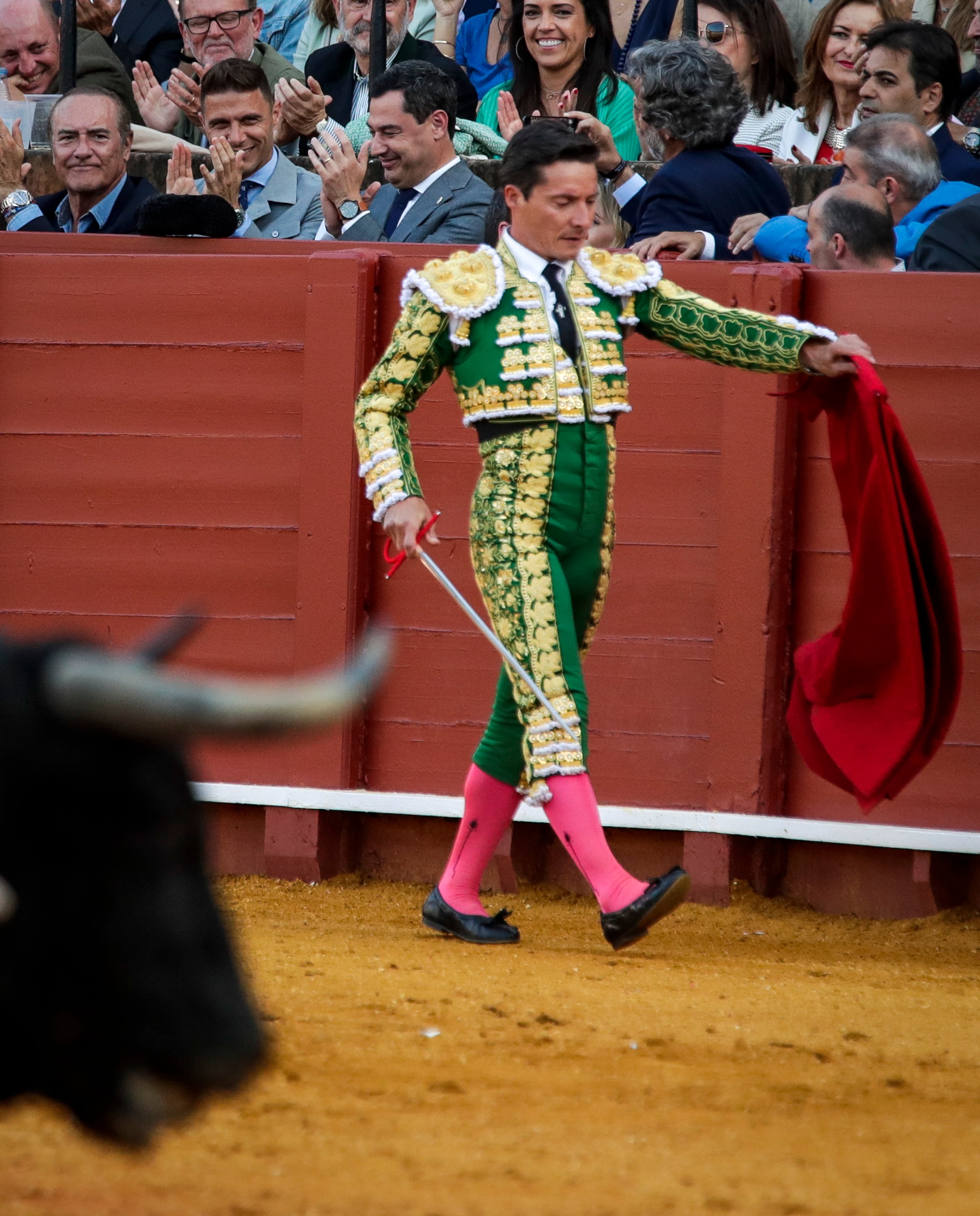 SEVILLA, 29/04/2022.- El diestro Diego Urdiales tras brindar el quinto toro de la tarde al capitán del Real Betis, Joaquín Sánchez (2-i), en presencia del presidente andaluz Juanma Moreno (3-i), durante la cuarta corrida de abono de la Feria de Abril celebrada hoy viernes en la plaza de la Real Maestranza, en Sevilla. EFE/Julio Muñoz
