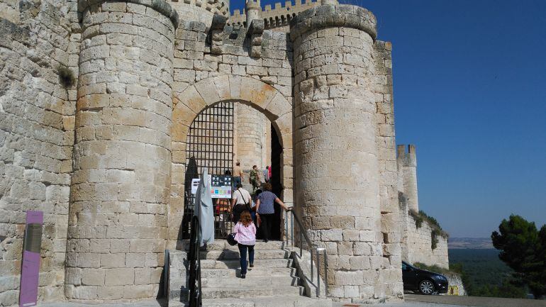 Visitantes acudiendo al Museo del Vino en el castillo de Peñafiel