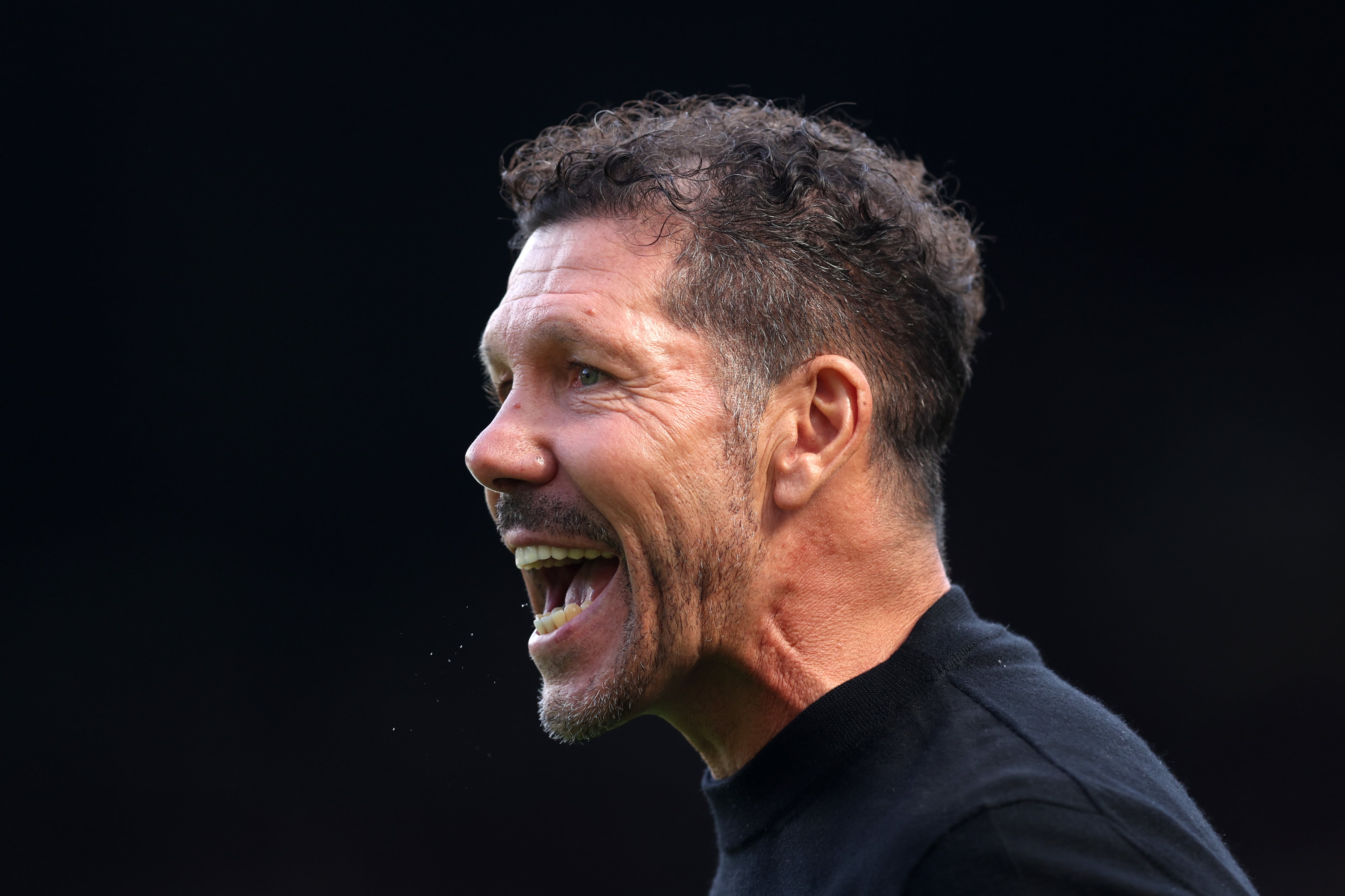 Diego Simeone, entrenador del Atlético de Madrid, durante el partido amistoso de pretemporada entre el Newcastle United y el Atlético de Madrid en St James&#039; Park el 9 de agosto de 2025 en Newcastle upon Tyne, Inglaterra. (Foto de George Wood/Getty Images)