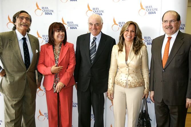 De izquierda a derecha, Miguel de la Quadra Salcedo, director de Ruta Quetzal BBVA; Cristina Narbona, ministra de Medio Ambiente; Francisco González, presidente del BBVA; Trinidad Jiménez, secretaria de Estado para Iberoamérica; y Humberto López, embajador de Panamá en España.