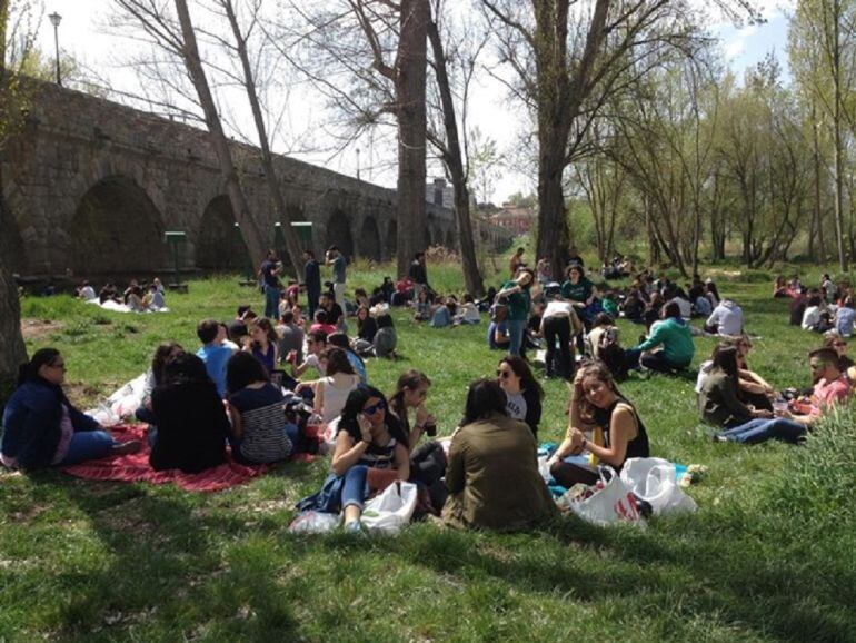 Jóvenes en el entorno del Puente Romano.