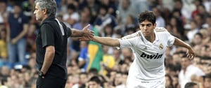 El brasiñelo saluda al técnico del Real Madrid durante el partido en el Bernabéu ante el Rayo Vallecano.