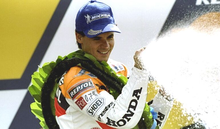 Álex Crivillé fue el primer español en lograr la victoria en el Mundial de motociclismo. Conquistó el GP de Países Bajos, en el mítico circuito de Assen, en 1992.