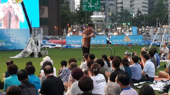Marcos Coll dando una clase a un grupo de asistentes al festival