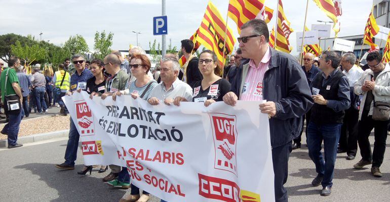 Els representants sindicals encapçalaven la manifestació de l'1 de maig, enguany a Tàrrega.