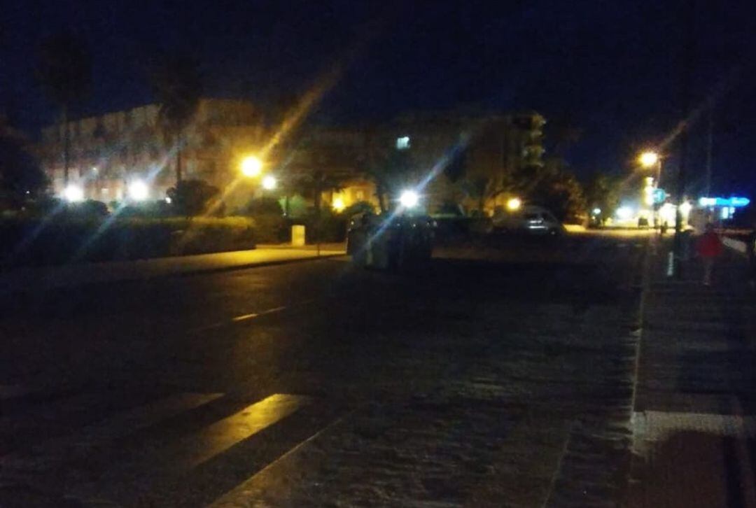 Imagen que presenta el paseo marítimo de Salobreña tras sufrir uno de los apagones de luz