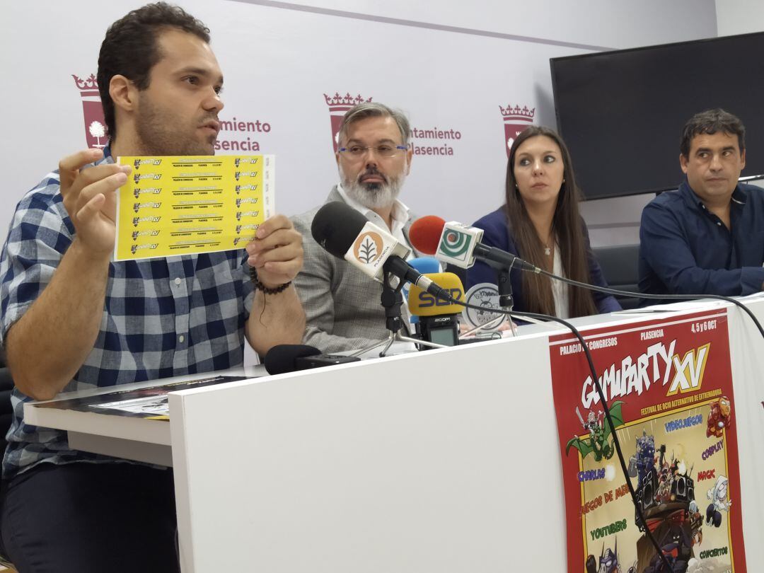 De Izq. a Dcha: el coordinador del actividades de Megagumi, Roberto Manchado, junto al alcalde plasencia, la directora del IJEX y el técnico de juventud del ayuntamiento de Plasencia