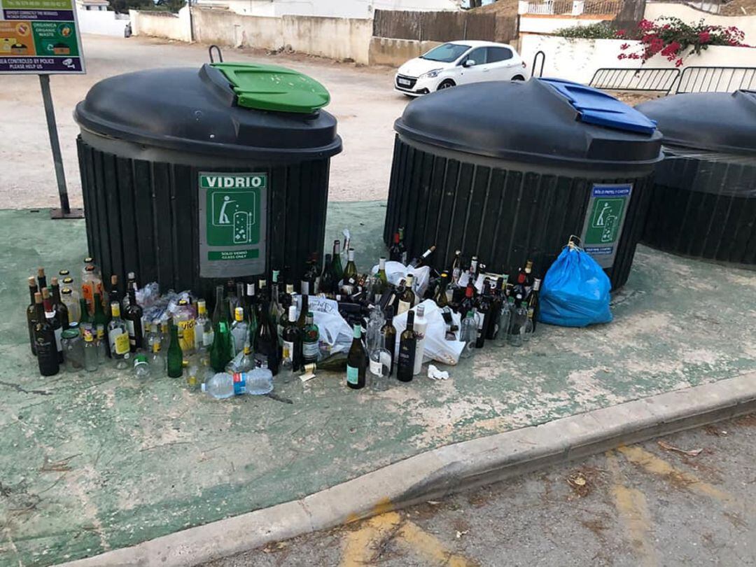 Contenedores de basura saturados en Teulada.