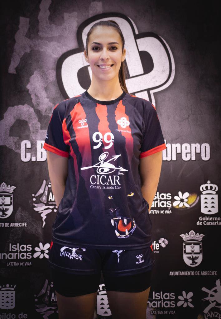 Miriam Páez con la camiseta del CICAR Lanzarote Ciudad de Arrecife.