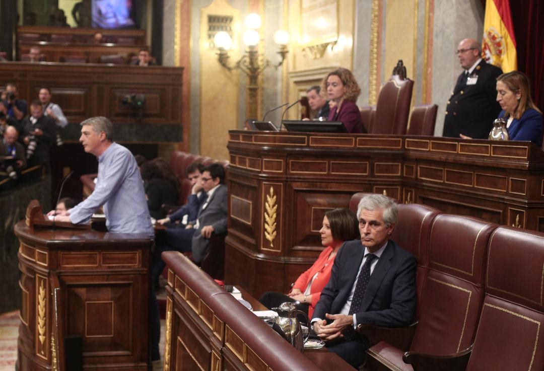 Momento en el que Oskar Matute (Bildu) toma la palabra en el debate de investidura