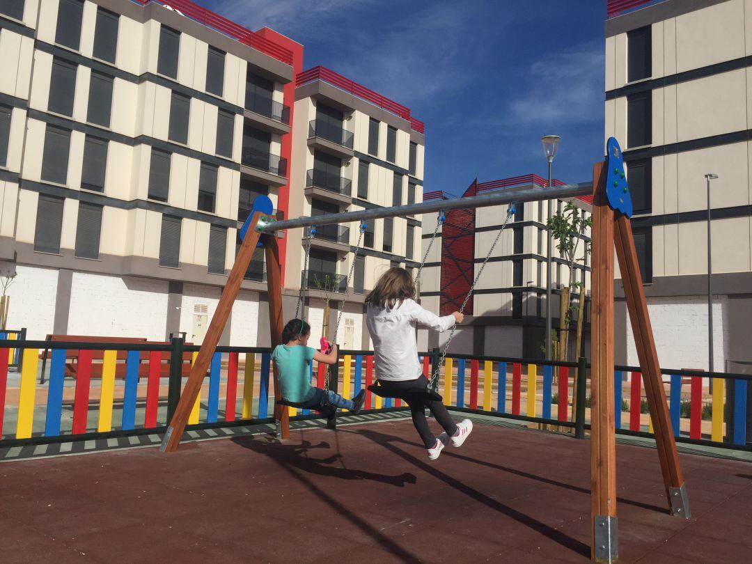 Dos niñas juegan en una de las zonas de juego infantiles instaladas en el barrio de San Fernando