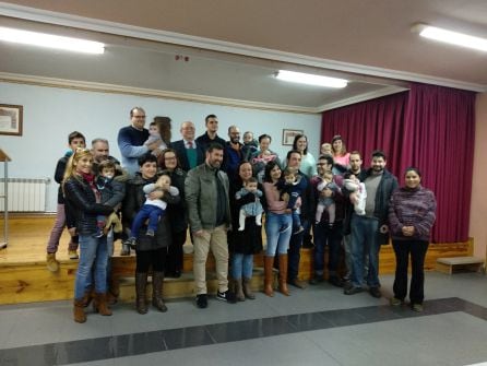 Foto de familia de los nuevos casetrillenses con sus familias y parte de la corporación local