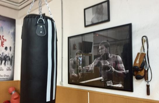 El gimnasio de Jero García posee varios posters enmarcados de Muhammad Ali