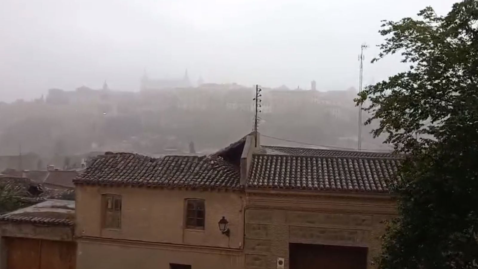 El Alcázar de Toledo, oculto entre la lluvia