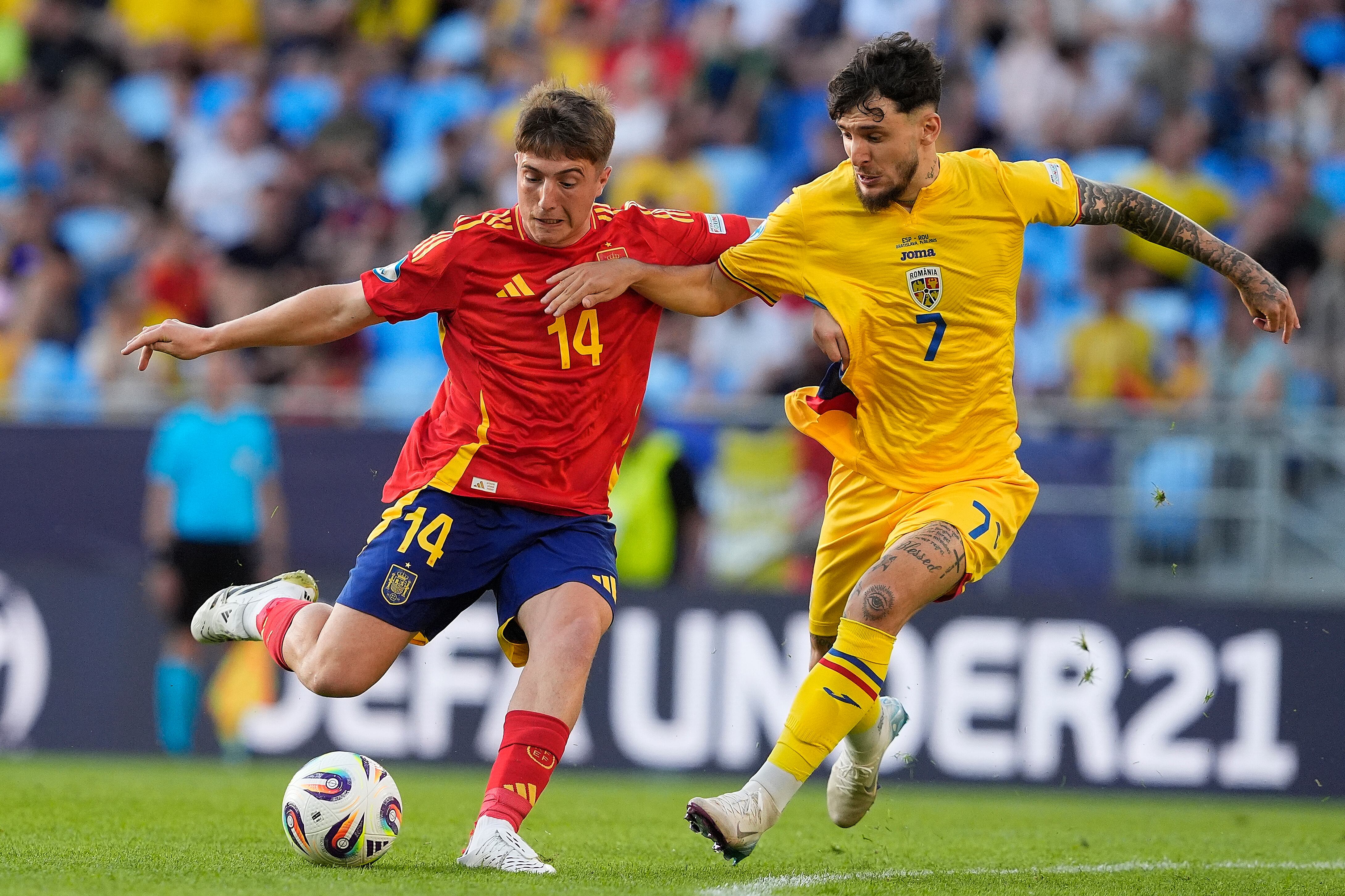 Mikel Jauregizar juega un balón ante Ianis Stoica, de Rumanía, durante el partido del Europeo sub-21 que España y Rumanía 