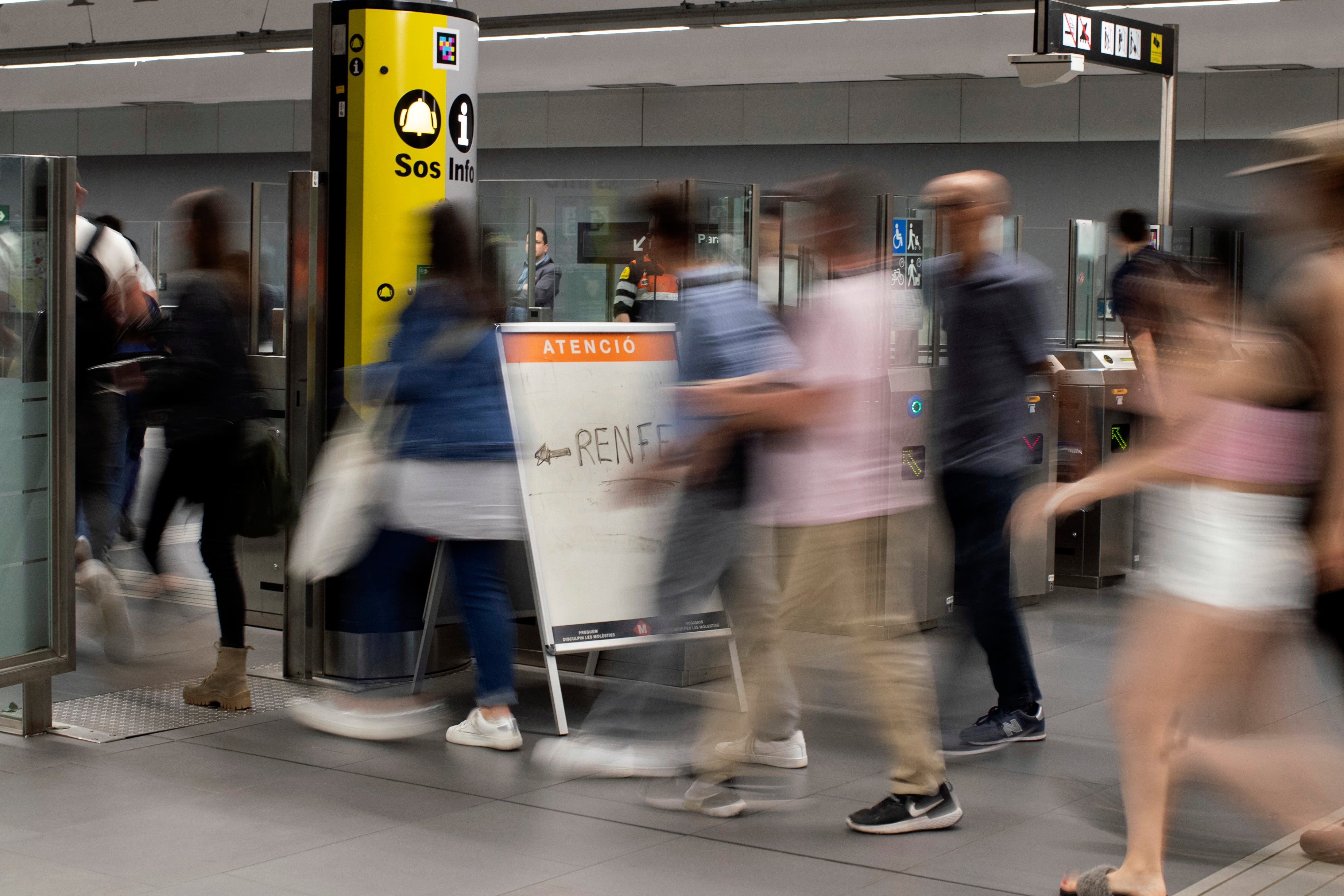 Viajeros en un andén de la estación de Rodalies de Badalona (Barcelona). EFE/Marta Pérez